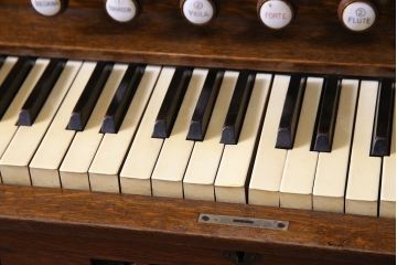 アンティーク雑貨　和製アンティーク　YAMAHA(ヤマハ、山葉)　クラシカルな雰囲気漂うオルガン