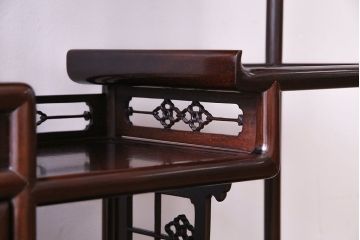 中古　経済産業大臣指定伝統的工芸品　大阪唐木指物　繊細なデザインが美しい飾り棚(茶棚)(定価約220万円)