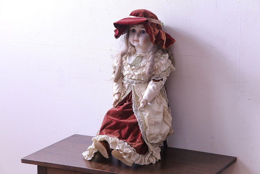 美*子様 アンティークディスプレイ　人形付き 素敵なゴシック様式♪ アンティーク風 ディスプレイキャビネット