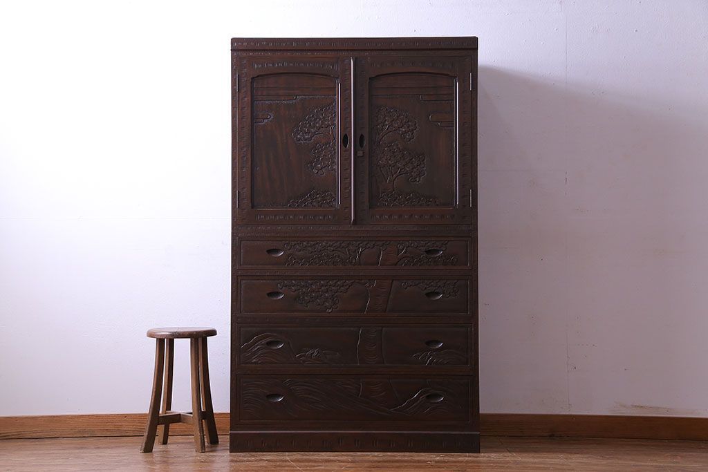 ヴィンテージ家具　ビンテージ　伝統工芸　軽井沢彫り　桜のデザインが華やかな衣装箪笥(和タンス)