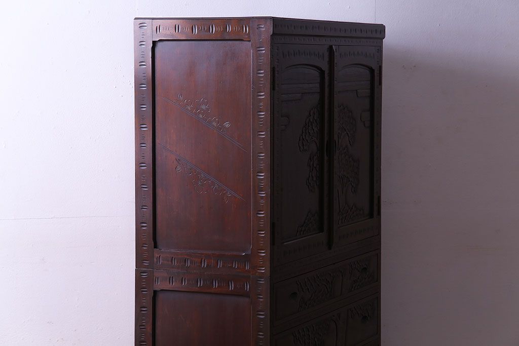 ヴィンテージ家具　ビンテージ　伝統工芸　軽井沢彫り　桜のデザインが華やかな衣装箪笥(和タンス)