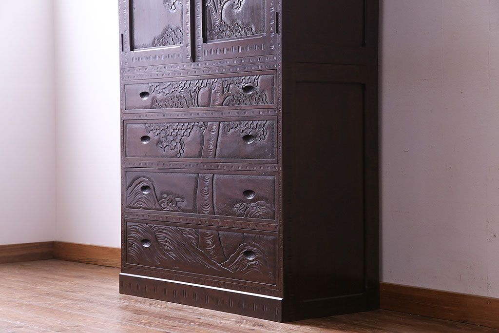 ヴィンテージ家具　ビンテージ　伝統工芸　軽井沢彫り　桜のデザインが華やかな衣装箪笥(和タンス)