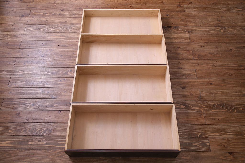 ヴィンテージ家具　ビンテージ　伝統工芸　軽井沢彫り　桜のデザインが華やかな衣装箪笥(和タンス)