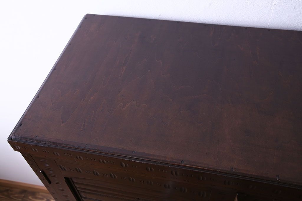 ヴィンテージ家具　ビンテージ　伝統工芸　軽井沢彫り　桜のデザインが華やかな衣装箪笥(和タンス)