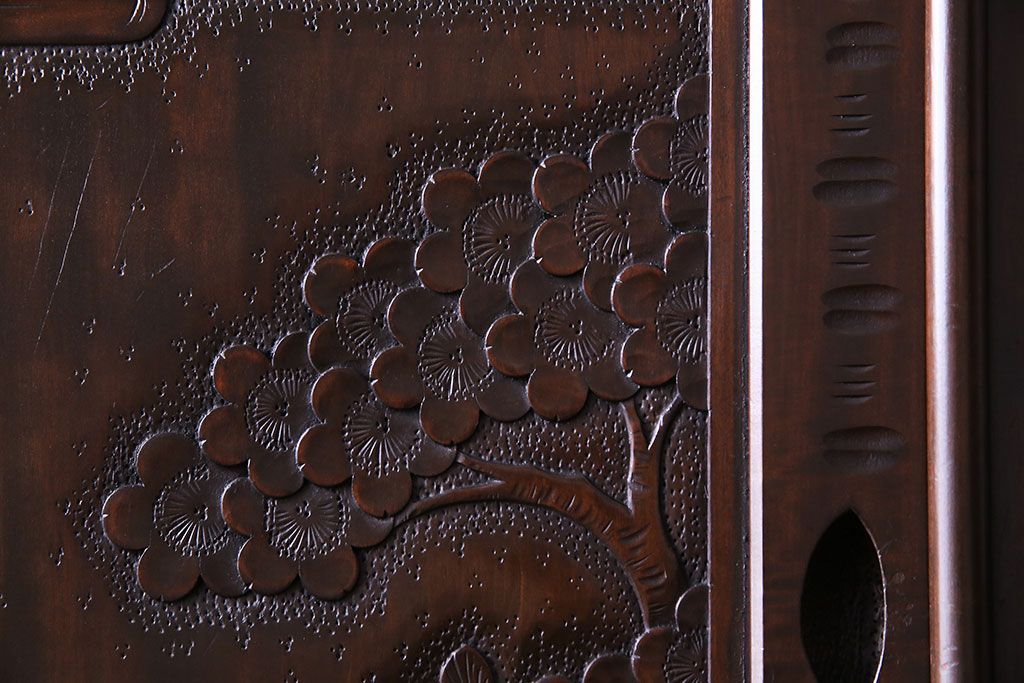 ヴィンテージ家具　ビンテージ　伝統工芸　軽井沢彫り　桜のデザインが華やかな衣装箪笥(和タンス)