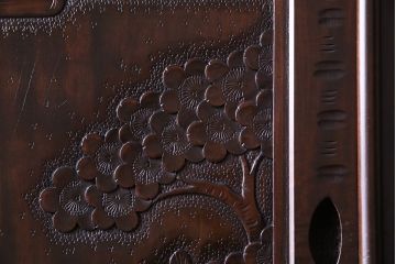 ヴィンテージ家具　ビンテージ　伝統工芸　軽井沢彫り　桜のデザインが華やかな衣装箪笥(和タンス)