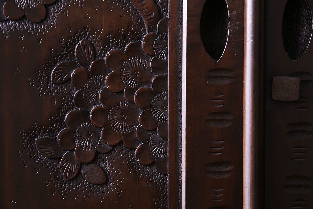 ヴィンテージ家具　ビンテージ　伝統工芸　軽井沢彫り　桜のデザインが華やかな衣装箪笥(和タンス)