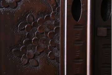 ヴィンテージ家具　ビンテージ　伝統工芸　軽井沢彫り　桜のデザインが華やかな衣装箪笥(和タンス)
