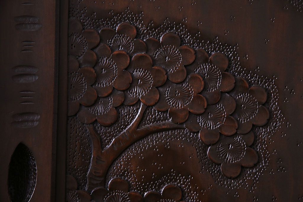 ヴィンテージ家具　ビンテージ　伝統工芸　軽井沢彫り　桜のデザインが華やかな衣装箪笥(和タンス)