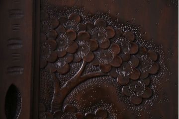 ヴィンテージ家具　ビンテージ　伝統工芸　軽井沢彫り　桜のデザインが華やかな衣装箪笥(和タンス)