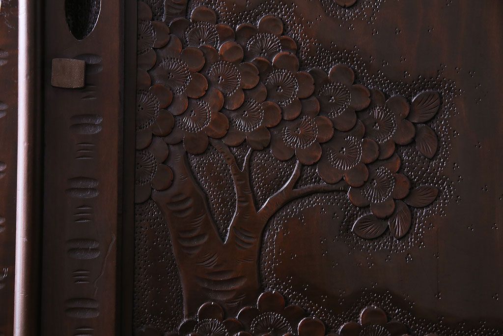 ヴィンテージ家具　ビンテージ　伝統工芸　軽井沢彫り　桜のデザインが華やかな衣装箪笥(和タンス)