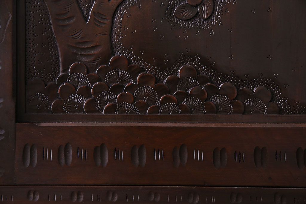 ヴィンテージ家具　ビンテージ　伝統工芸　軽井沢彫り　桜のデザインが華やかな衣装箪笥(和タンス)