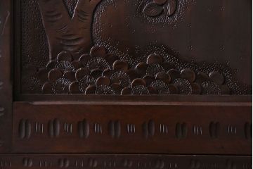 ヴィンテージ家具　ビンテージ　伝統工芸　軽井沢彫り　桜のデザインが華やかな衣装箪笥(和タンス)