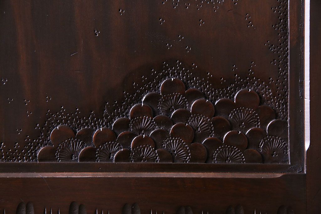 ヴィンテージ家具　ビンテージ　伝統工芸　軽井沢彫り　桜のデザインが華やかな衣装箪笥(和タンス)