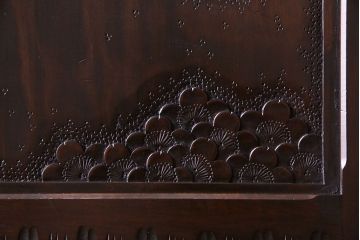 ヴィンテージ家具　ビンテージ　伝統工芸　軽井沢彫り　桜のデザインが華やかな衣装箪笥(和タンス)