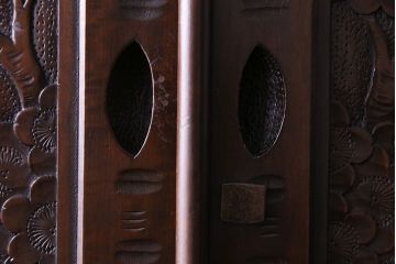 ヴィンテージ家具　ビンテージ　伝統工芸　軽井沢彫り　桜のデザインが華やかな衣装箪笥(和タンス)