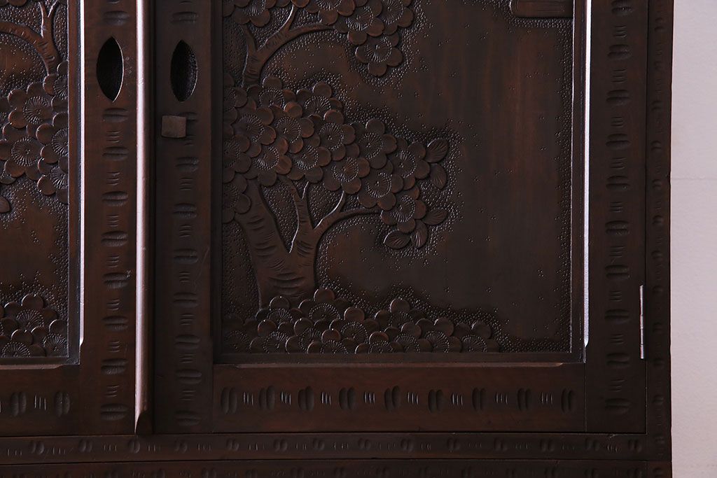 ヴィンテージ家具　ビンテージ　伝統工芸　軽井沢彫り　桜のデザインが華やかな衣装箪笥(和タンス)