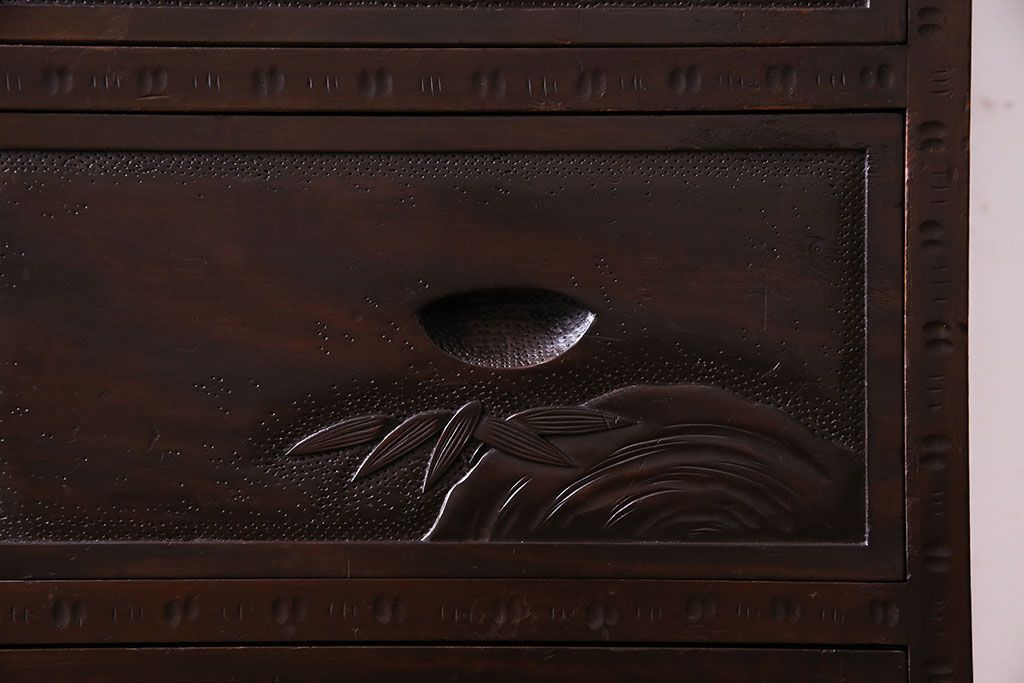 ヴィンテージ家具　ビンテージ　伝統工芸　軽井沢彫り　桜のデザインが華やかな衣装箪笥(和タンス)