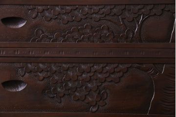 ヴィンテージ家具　ビンテージ　伝統工芸　軽井沢彫り　桜のデザインが華やかな衣装箪笥(和タンス)