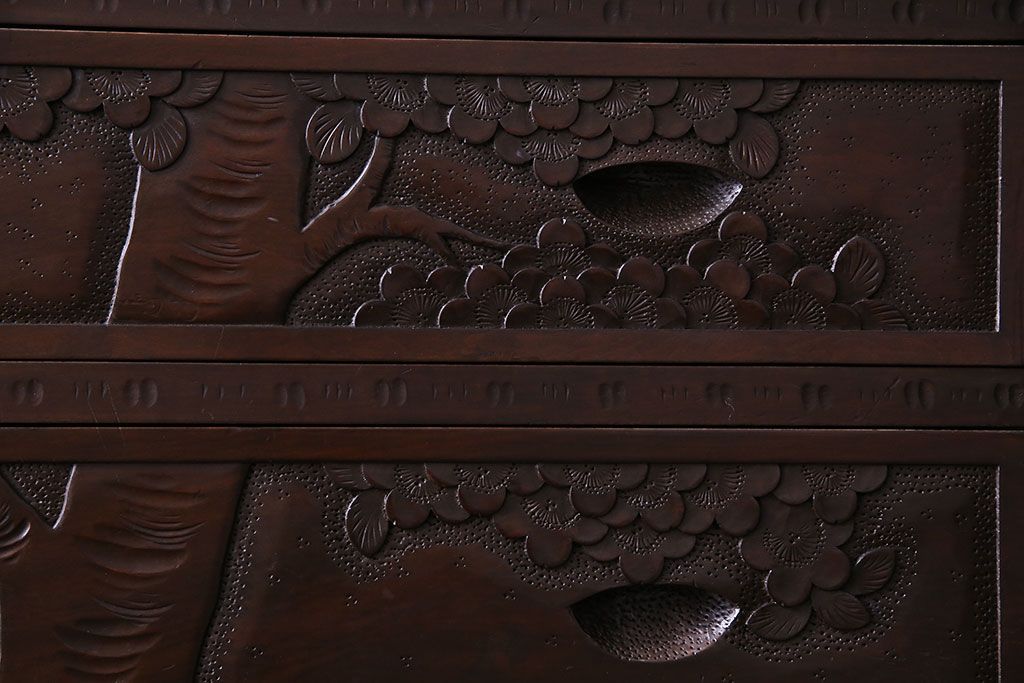 ヴィンテージ家具　ビンテージ　伝統工芸　軽井沢彫り　桜のデザインが華やかな衣装箪笥(和タンス)