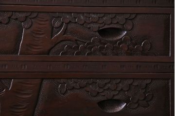 ヴィンテージ家具　ビンテージ　伝統工芸　軽井沢彫り　桜のデザインが華やかな衣装箪笥(和タンス)