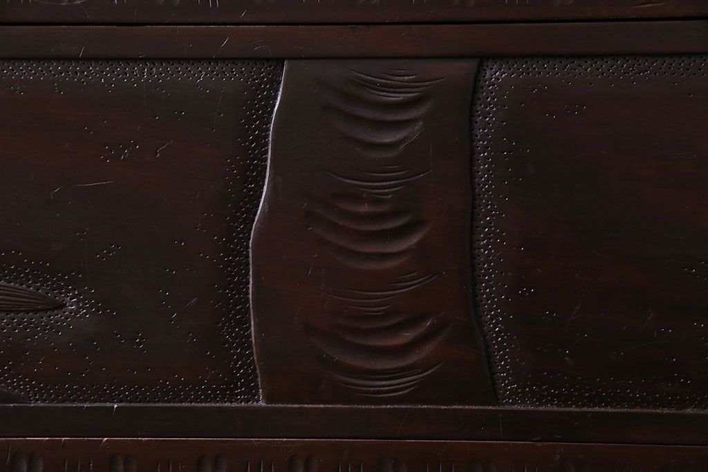 ヴィンテージ家具　ビンテージ　伝統工芸　軽井沢彫り　桜のデザインが華やかな衣装箪笥(和タンス)