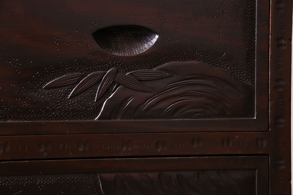 ヴィンテージ家具　ビンテージ　伝統工芸　軽井沢彫り　桜のデザインが華やかな衣装箪笥(和タンス)