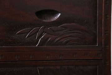 ヴィンテージ家具　ビンテージ　伝統工芸　軽井沢彫り　桜のデザインが華やかな衣装箪笥(和タンス)