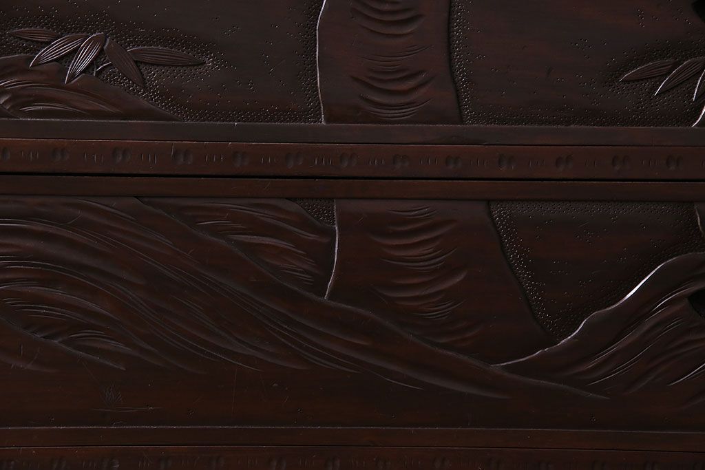 ヴィンテージ家具　ビンテージ　伝統工芸　軽井沢彫り　桜のデザインが華やかな衣装箪笥(和タンス)