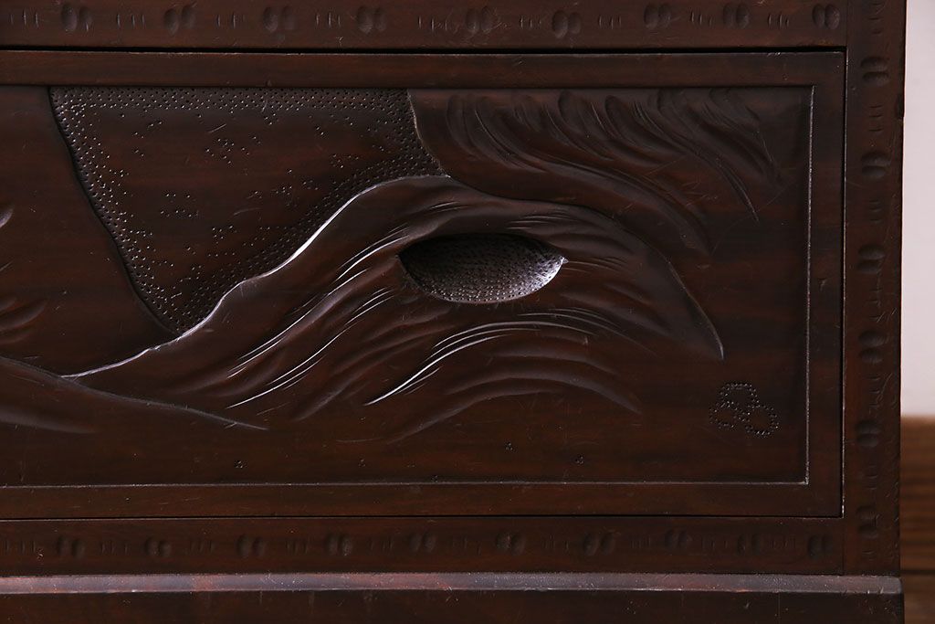 ヴィンテージ家具　ビンテージ　伝統工芸　軽井沢彫り　桜のデザインが華やかな衣装箪笥(和タンス)