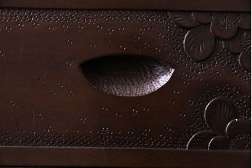 ヴィンテージ家具　ビンテージ　伝統工芸　軽井沢彫り　桜のデザインが華やかな衣装箪笥(和タンス)