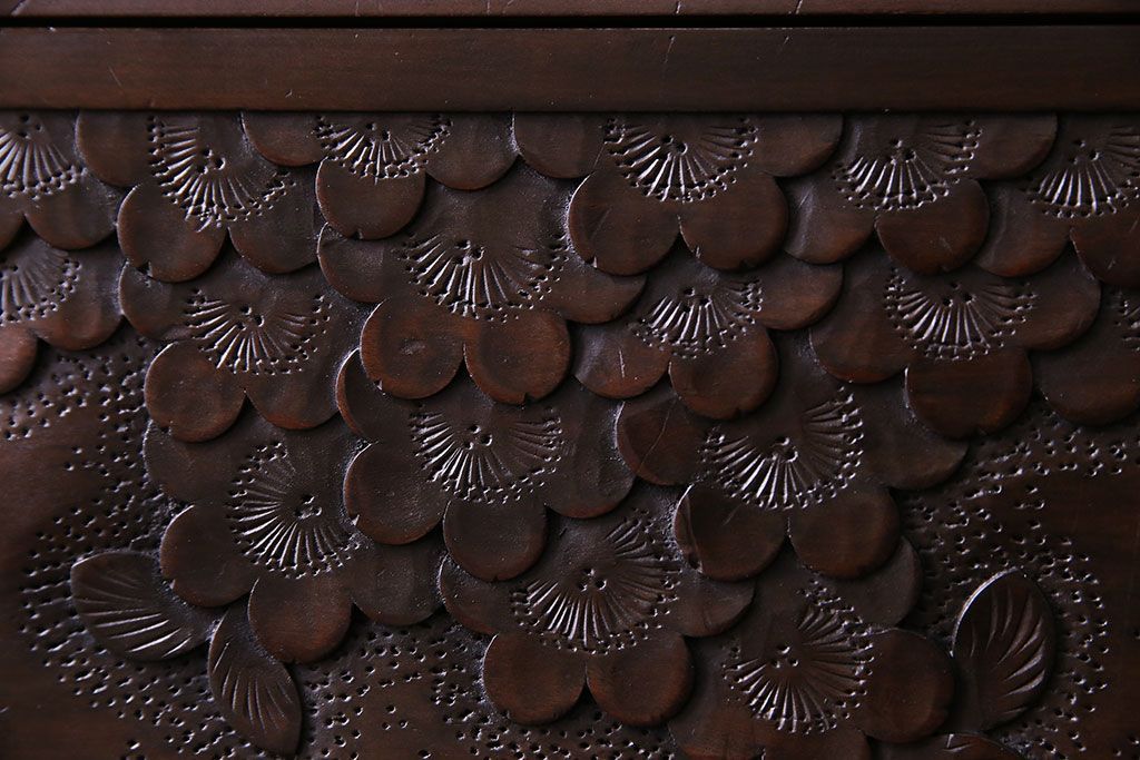 ヴィンテージ家具　ビンテージ　伝統工芸　軽井沢彫り　桜のデザインが華やかな衣装箪笥(和タンス)