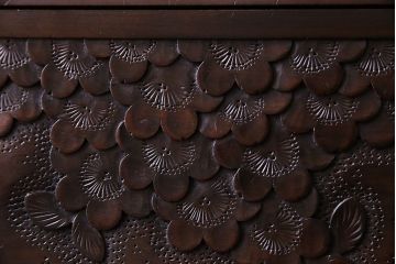 ヴィンテージ家具　ビンテージ　伝統工芸　軽井沢彫り　桜のデザインが華やかな衣装箪笥(和タンス)