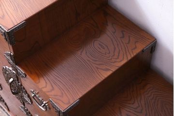 中古美品　福島民芸家具　クラシカルなデザインの階段箪笥(和タンス)