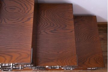 中古美品　福島民芸家具　クラシカルなデザインの階段箪笥(和タンス)