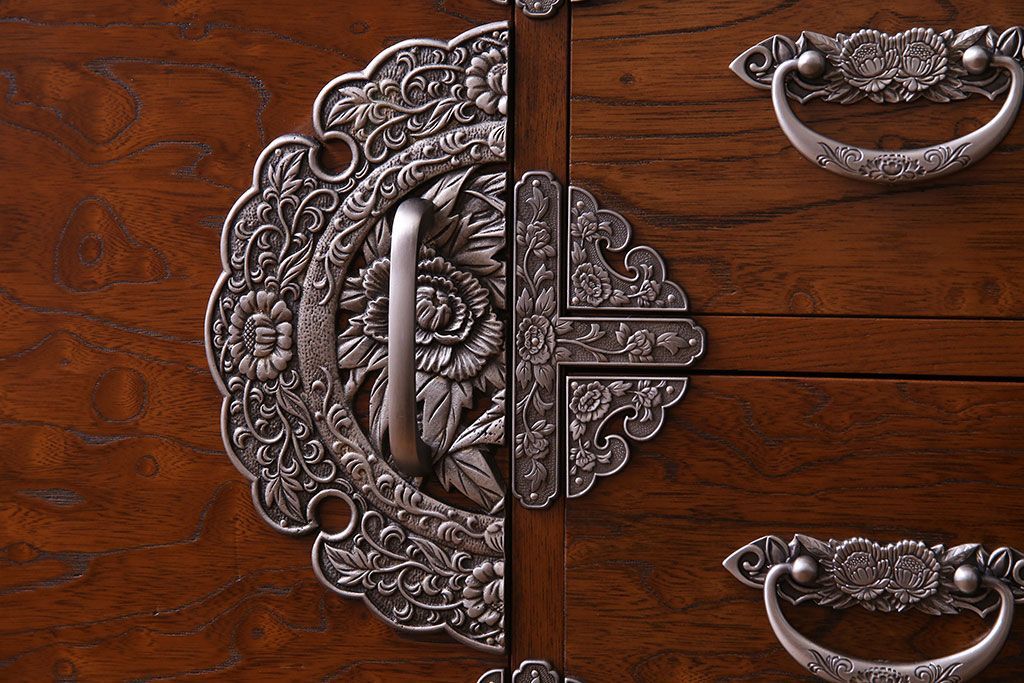 中古美品　福島民芸家具　クラシカルなデザインの階段箪笥(和タンス)