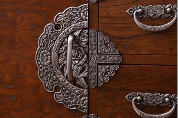 中古美品　福島民芸家具　クラシカルなデザインの階段箪笥(和タンス)