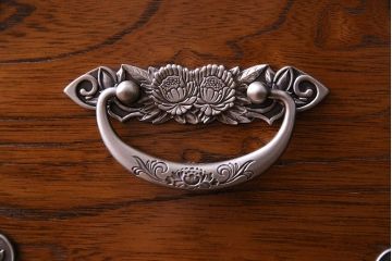 中古美品　福島民芸家具　クラシカルなデザインの階段箪笥(和タンス)