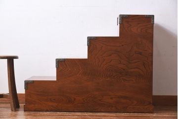 中古美品　福島民芸家具　クラシカルなデザインの階段箪笥(和タンス)