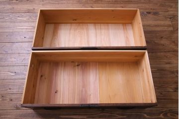 アンティーク家具　和製アンティーク　使いやすさアップ!脚付きチェスト(引き出し、時代箪笥、サイドボード)(1)