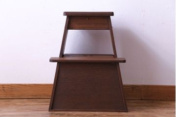 アンティーク雑貨　昭和レトロ　なめらかな木肌が素敵な収納付き踏み台(飾り台、花台)