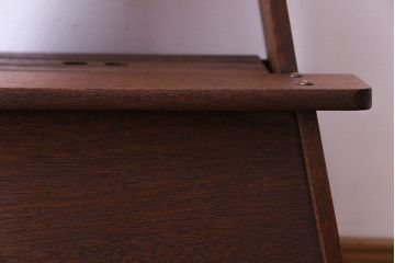 アンティーク雑貨　昭和レトロ　なめらかな木肌が素敵な収納付き踏み台(飾り台、花台)