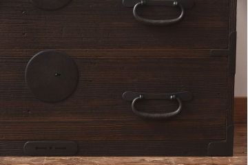 アンティーク家具　和製アンティーク　味わいのある木肌が魅力的な総桐材の時代箪笥ローボード(チェスト)