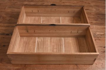 アンティーク家具　和製アンティーク　味わいのある木肌が魅力的な総桐材の時代箪笥ローボード(チェスト)