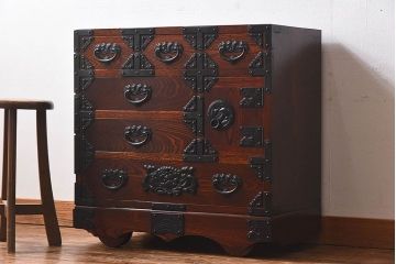 中古 川連漆器伝統工芸 「がんこ箪笥」無垢材 重厚な雰囲気漂う車箪笥(定価約32万円)(かわつらしっき)