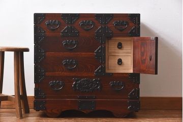 中古 川連漆器伝統工芸 「がんこ箪笥」無垢材 重厚な雰囲気漂う車箪笥(定価約32万円)(かわつらしっき)