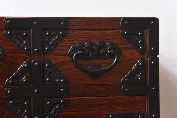中古 川連漆器伝統工芸 「がんこ箪笥」無垢材 重厚な雰囲気漂う車箪笥(定価約32万円)(かわつらしっき)