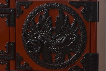 中古　仙台箪笥　欅産業　KEB-60　朱色の漆が存在感を引き立てる猫脚チェスト(用箪笥・小箪笥)(定価54万円)