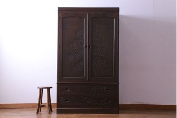 ヴィンテージ家具　ビンテージ　軽井沢彫り　桜の木が目を引くワードローブ(洋服タンス)