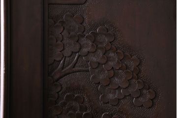 ヴィンテージ家具　ビンテージ　軽井沢彫り　桜の木が目を引くワードローブ(洋服タンス)
